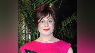 આજે આપણે બોબી ડાર્લિંગ વિશે વાત કરી રહ્યા છીએ, જેનું સાચું નામ પાખી શર્મા છે. બોબી ઘણી બોલિવૂડ ફિલ્મો અને ટીવી શોમાં જોવા મળી ચૂકી છે. બોબીનો જન્મ 10 જાન્યુઆરી 1974 ના રોજ બનારસમાં થયો હતો. તેના માતાપિતાએ તેનું નામ પંકજ શર્મા રાખ્યું હતું. જ્યારે તે નાનો હતો, ત્યારે તે તેની માતાની સાડી પહેરતો હતો અને લિપસ્ટિક લગાવતો હતો. તે સમયે પંકજને ખ્યાલ આવ્યો કે તે અંદરથી એક સ્ત્રી છે. આ પછી, જ્યારે તે 12મા ધોરણમાં પહોંચ્યો, ત્યારે તે તેના એક પુરુષ સહાધ્યાયી સાથે સંબંધમાં બંધાયો. આ બધું જોઈને, તેના માતાપિતા ખૂબ જ નારાજ થયા અને તેને સુધારવા માટે ડોક્ટરો અને ઘણા મંદિરોમાં લઈ ગયા.