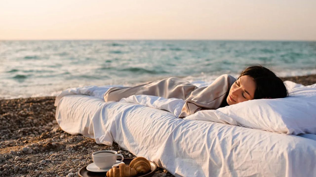 જો કોઈ મુસાફર રસ્તામાં સૂઈ જાય, તો તે સમયસર તેના મુસાફર પર પહોંચી શકશે નહીં. આવી સ્થિતિમાં જો તમે રસ્તામાં કોઈ પસાર થનાર વ્યક્તિને સૂતો જુઓ તો તમારે તેને જગાડવો જોઈએ. જેથી તે સમયસર તેના મુસાફર પર પહોંચી શકે.