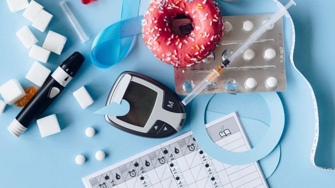 ખોરાકમાં સ્ટાર્ચ વગરના શાકભાજીનો સમાવેશ કરો. ઓછા ગ્લાયકેમિક ઇન્ડેક્સવાળા ફળો ખાઓ. ખોરાકમાં પ્રોટીનયુક્ત ખોરાકનો સમાવેશ કરો અને આહારમાં સ્વસ્થ ચરબીનો પણ સમાવેશ કરો. સફેદ ચોખા, ગ્લુટન અને ખાંડનું સેવન ન કરો. આર્ટીફિશયલ જ્યુસ અને પ્રોસેસ સ્નેકનું સેવન ન કરો અને મીઠાઈઓનું સેવન ટાળો.