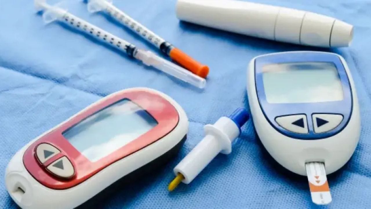 તણાવનું ઓછો કરો + ઊંઘમાં પુરતી લો - લાંબા સમય સુધી તણાવ શરીરમાં કોર્ટિસોલ હોર્મોનનું સ્તર વધારે છે, જે ઇન્સ્યુલિન પ્રતિકાર તરફ દોરી જાય છે. આ ઉપરાંત, ઓછી ઊંઘનો અર્થ ગ્લુકોઝ નિયંત્રણમાં ઘટાડો થાય છે. દરરોજ 7 થી 8 કલાકની ઊંઘ લેવી મહત્વપૂર્ણ છે. એવી વસ્તુઓ કરો જે તણાવ ઘટાડે.તમારા બ્લડ સુગર લેવલ પર નજર રાખો.હંમેશા તેને ચકાસતા રહો.