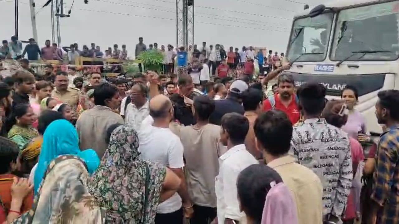 Breaking News : બાવળાની સોસાયટીમાં પાણી ભરાવાની સમસ્યાથી ત્રાસીને લોકોએ કર્યો ચક્કાજામ, જુઓ Video