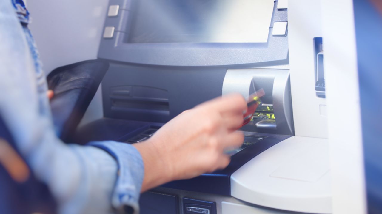 તમે ATM નો ઉપયોગ કરીને જીવન વીમા પ્રીમિયમ પણ ચૂકવી શકો છો. LIC, HDFC Life અને SBI Life જેવી બધી વીમા સેવા પૂરી પાડતી કંપનીઓ બેંકો સાથે જોડાણ ધરાવે છે.