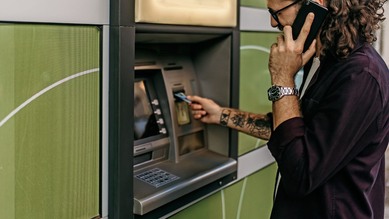 આજકાલ, બધી બેંકો ખાતું ખોલતાની સાથે જ ઇન્ટરનેટ બેંકિંગ અને મોબાઇલ બેંકિંગ શરૂ કરી દે છે. જો કે, જો તમારી મોબાઇલ બેંકિંગ સક્રિય ન હોય, તો તમે ATM માં જઈને તેને સક્રિય કરી શકો છો.