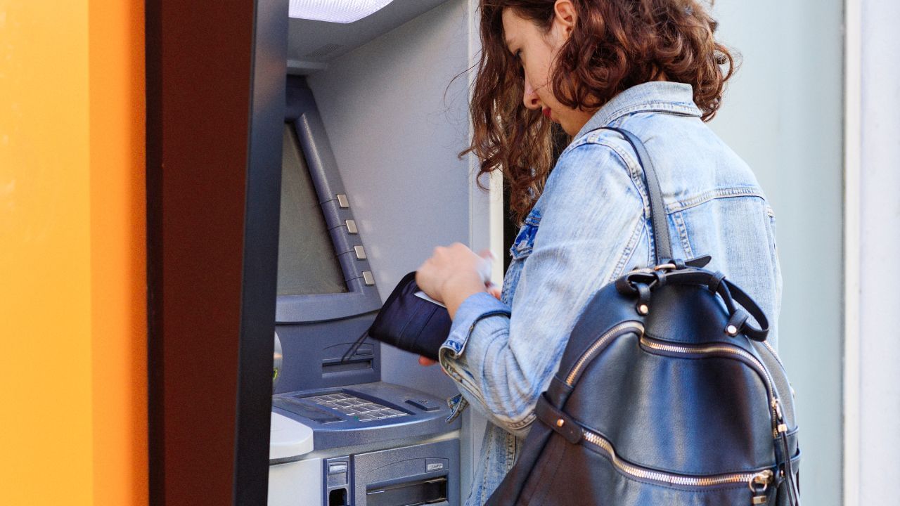 કેટલાક ATM હવે કેશ ડિપોઝિટ મશીન (CDM) બની ગયા છે, જે તમને તમારા અથવા બીજા કોઈના ખાતામાં પૈસા જમા કરાવવાની મંજૂરી આપે છે. આ સુવિધા 24x7 ઉપલબ્ધ છે.