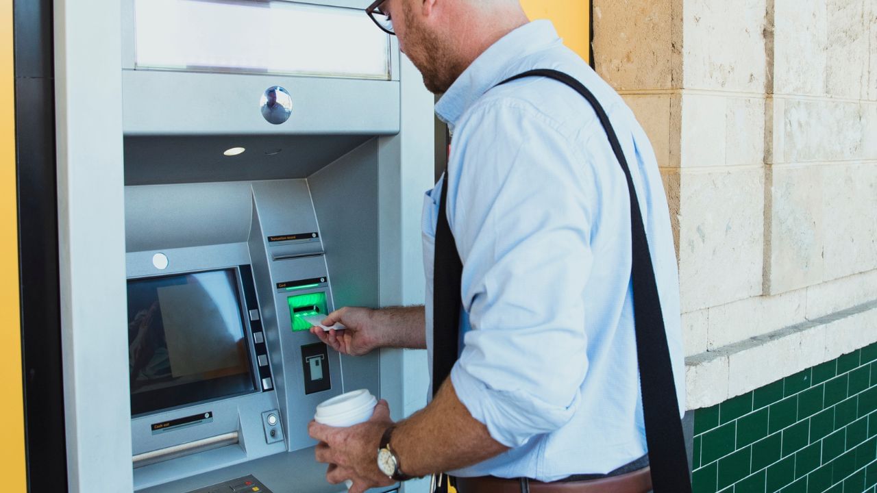 તમે તમારા ક્રેડિટ કાર્ડ (VISA) બિલ ATM માંથી પણ ચૂકવી શકો છો - ખાસ કરીને જો કાર્ડ એટીએમ જેવી જ બેંકનું હોય.