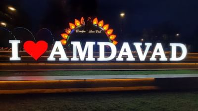 મદાવાદમાં તાજેતરમાં જ તૈયાર થયેલો  મૂન ટ્રેઈલ પાર્ક" એક એવી જગ્યા કે જ્યાં શહેરીજનો સહકુટુંબ ફરવા જઈ શકે અને એ પણ દિવસ આથમ્યા પછીના સમયે. સાબરમતીના પશ્ચિમ રિવરફ્રન્ટ ઉપર અને એલિસ બ્રિજ ના  છેવાડે ફ્લાવર પાર્કની સાથે મૂન ટ્રેઈલ પાર્ક બનાવવામાં આવ્યો છે.