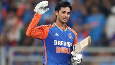 ટીમ ઈન્ડિયાનો ઓપનર અભિષેક શર્મા વિશ્વનો નંબર 1 T20 બેટ્સમેન બની ગયો છે. લેટેસ્ટ ICC રેન્કિંગમાં, અભિષેક શર્માએ ટ્રેવિસ હેડને પાછળ છોડી દીધો છે. ટ્રેવિસ હેડ લાંબા સમયથી નંબર 1 રેન્કિંગ પર હતો. અભિષેક શર્માના રેટિંગ પોઈન્ટ 829 છે અને ટ્રેવિસ હેડ 814 રેટિંગ પોઈન્ટ સાથે બીજા સ્થાને સરકી ગયો છે.