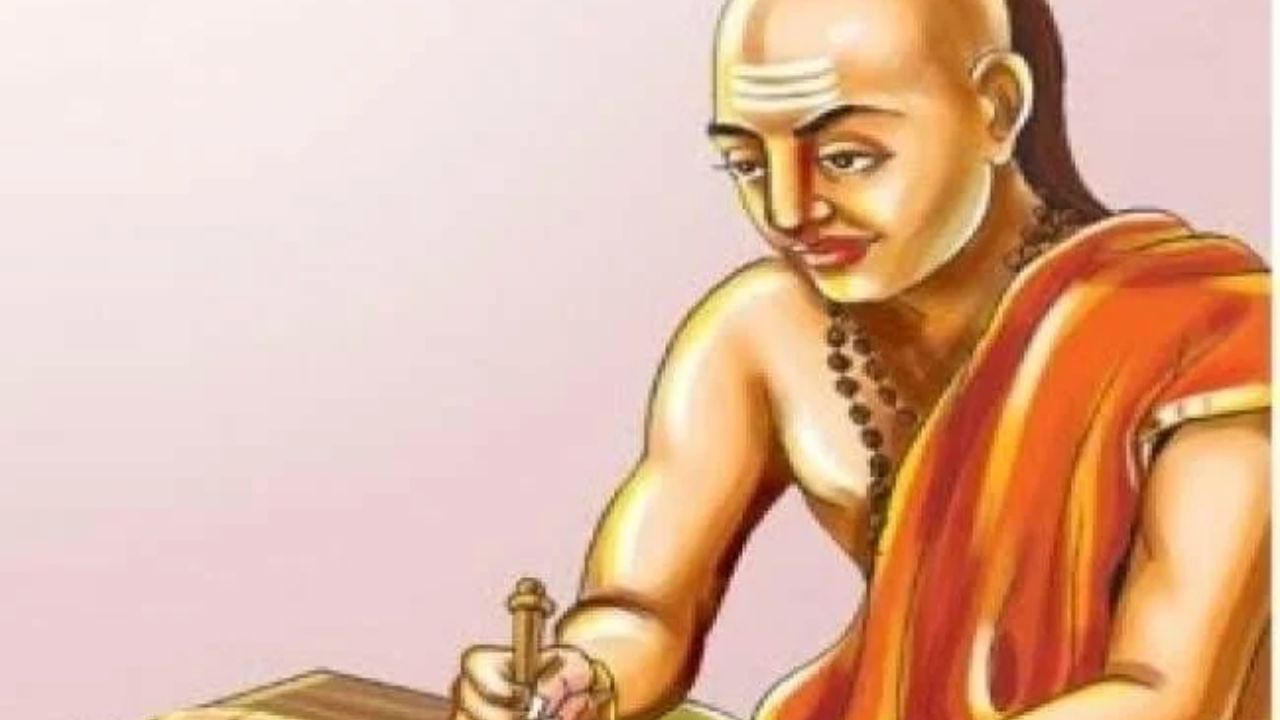 જેઓ સ્વભાવે મૂર્ખ અને દુષ્ટ હોય છે તેઓ ક્યારેય પોતાના દોષો જોતા નથી. તેઓ હંમેશા બીજામાં દોષો શોધતા રહે છે. તેઓ ક્યારેય પોતાના ગુણો પર ધ્યાન આપતા નથી. ઘણીવાર એવું જોવા મળે છે કે આજકાલ લોકો એકબીજામાં ખામીઓ શોધવામાં ખૂબ જ વ્યસ્ત હોય છે પણ કોઈ પોતાના દોષો જોતું નથી.