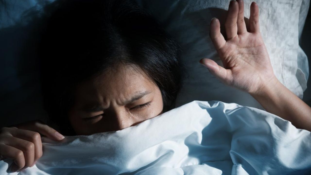 જો તમે જુઓ કે કોઈ વ્યક્તિ ડરને કારણે સૂવાનો ડોળ કરી રહ્યો છે, તો તમારે તેને સલામતીની લાગણી આપીને, એટલે કે તેના ડરને દૂર કરીને તેને જગાડવો જોઈએ. જેથી તે પોતાનું ભવિષ્યનું કામ કરી શકે. આવી સ્થિતિમાં તમે એવા વ્યક્તિની ભૂમિકા ભજવશો જે તે વ્યક્તિને દુઃખમાંથી બહાર કાઢે છે.