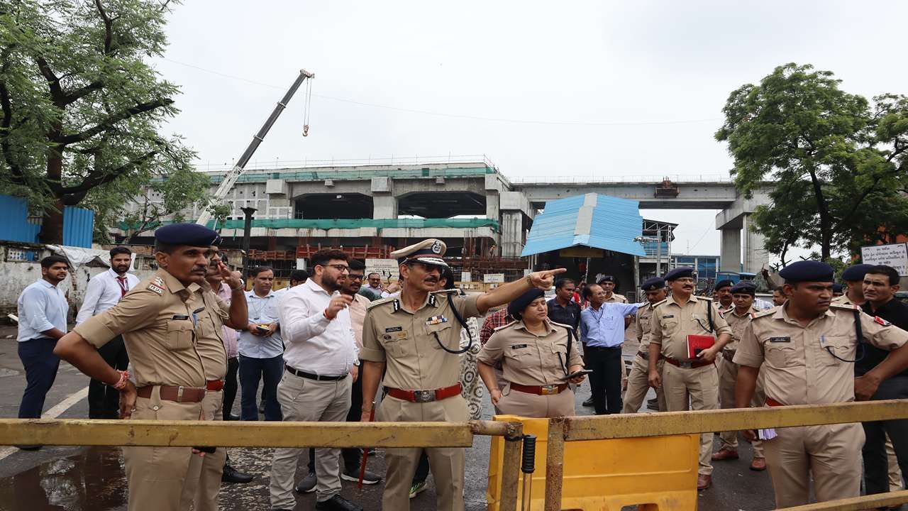 આ મુલાકાત દરમિયાન રેલવેના ડિવિઝનલ મેનેજર, રેલવેના એડીઆરએમ, આરપીએફના ડિવિઝનલ સિક્યોરિટી અધિકારીઓ, સ્ટેશન ડાયરેક્ટર, અમદાવાદ મ્યુનિસિપલ કોર્પોરેશનના ડીવાયએમ, વેસ્ટર્ન રેલવેના નાયબ પોલીસ અધિક્ષક, આરટીઓના ઇન્સ્પેક્ટર, અમદાવાદ શહેરના નાયબ પોલીસ કમિશનર અને સ્થાનિક પોલીસ ઇન્સ્પેક્ટર હાજર રહ્યા હતા.