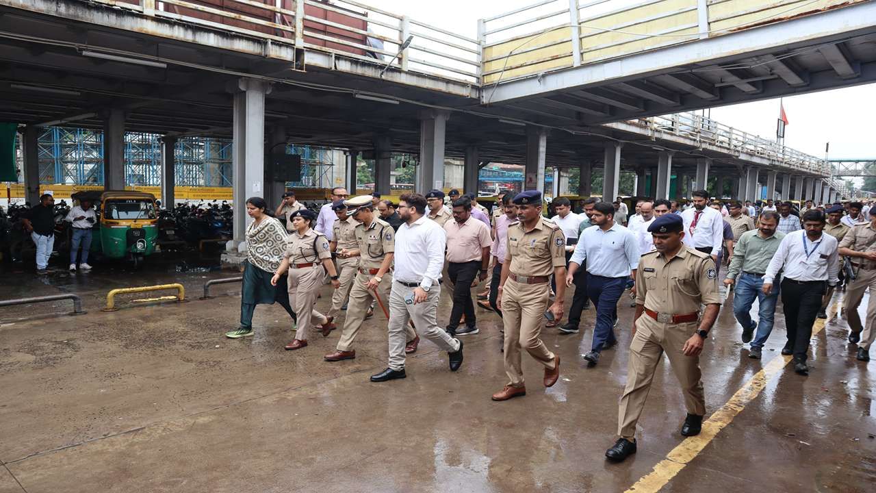 શહેર પોલીસ કમિશનર દ્વારા રેલવે સ્ટેશન આસપાસના તમામ રોડની મુલાકાત લેવામાં આવી હતી.