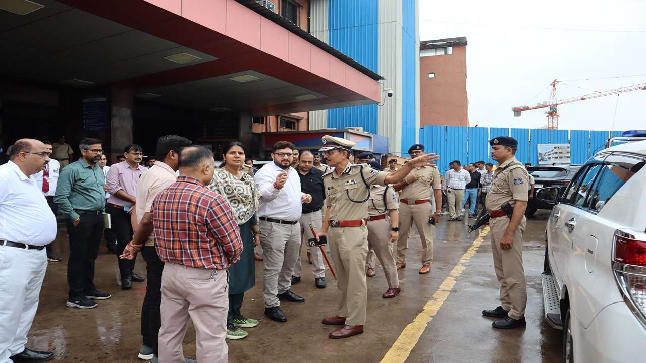 ભવિષ્યમાં ટ્રાફિકની અગવડતા ઓછી થાય તે રીતના આયોજનને અમલમાં મૂકવાના હેતુસર રેલવે ડેવલપમેન્ટની કામગીરીની પ્રગતિની જાણકારી મેળવી હતી.