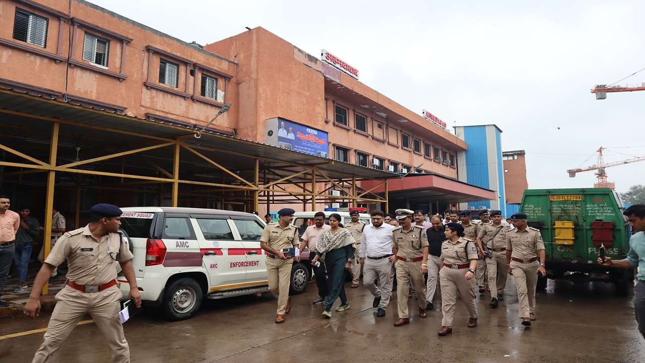 નવા વિકસી રહેલ રેલવે સ્ટેશનના સરસપુર તરફના વિસ્તારમાં ટ્રાફિકની સમસ્યા અંગે ચિતાર મેળવવામાં આવ્યો હતો.