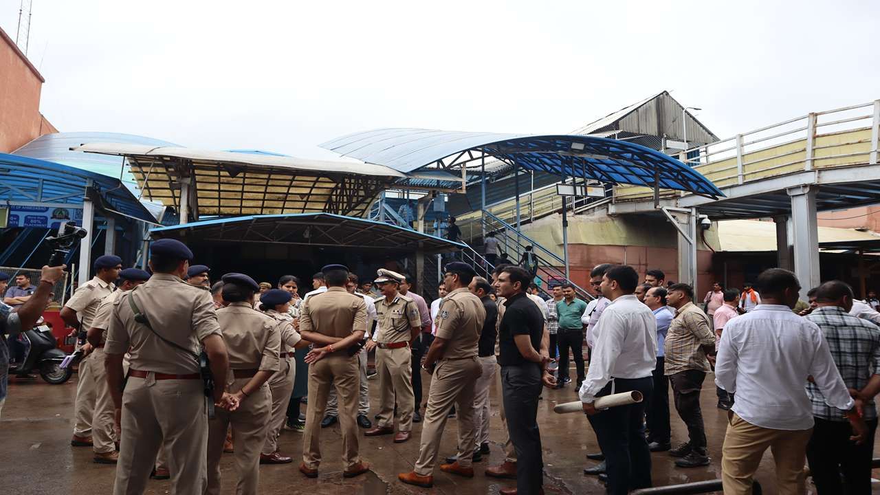 અમદાવાદ શહેરમાં રેલવે સ્ટેશન ખાતે આવતા મુસાફરોને પડતી અગવડ ઓછી કરવાનાં નિવારાત્મક પગલાં અંગેના આયોજન માટે નવા બની રહેલા કાલુપુર રેલવે સ્ટેશન ખાતે વાહન પાર્કિંગની વ્યવસ્થા ચકાસી હતી.