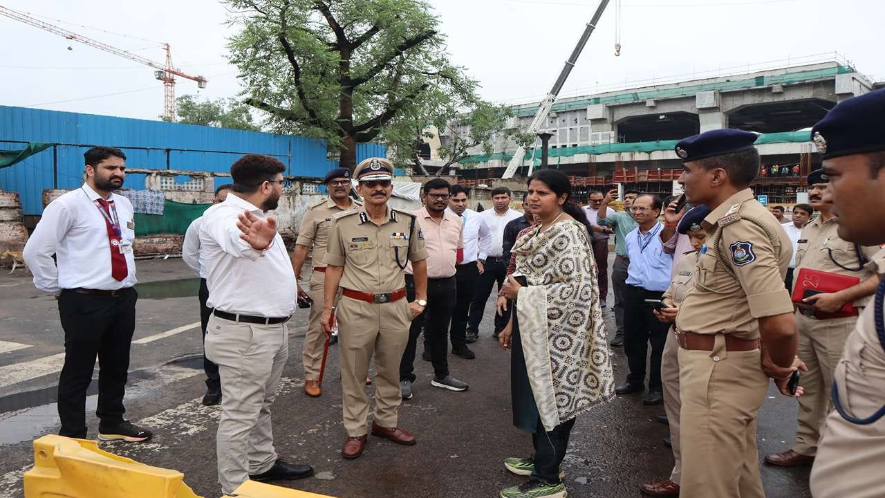 અમદાવાદ શહેર પોલીસ કમિશનર જી.એસ. મલિકના અધ્યક્ષસ્થાને, શહેર વિસ્તારના મુસાફર પરિવહન કેન્દ્રોની સુરક્ષા અંગેની સંકલન બેઠક યોજાઈ હતી.
