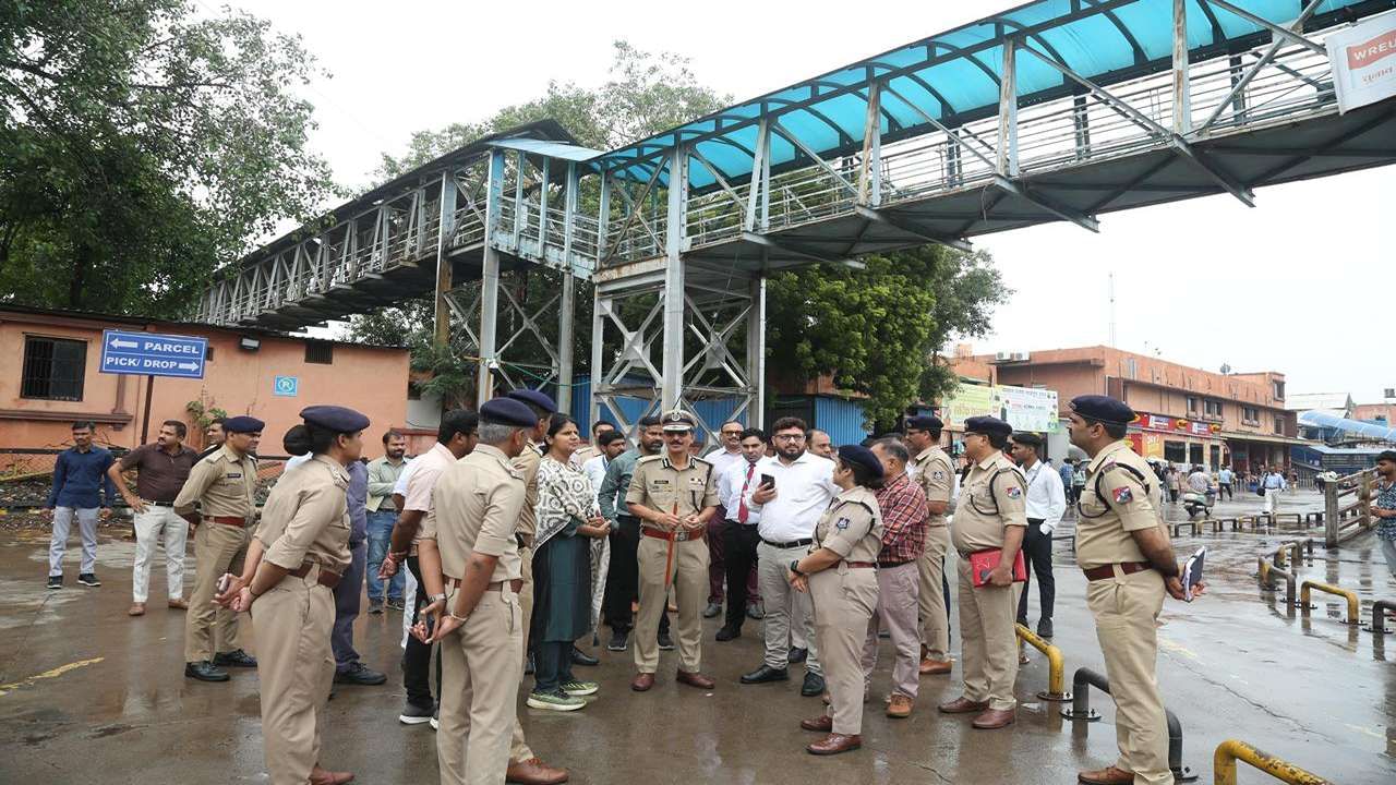 સંકલન બેઠક બાદ શહેર પોલીસ કમિશનર સહિતના અધિકારીઓ દ્વારા કાલુપુર રેલવે સ્ટેશનની મુલાકાત લેવામાં આવી હતી