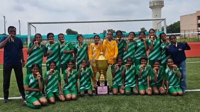 ઈન્ટર ડિસ્ટ્રિક્ટ ફૂટબોલ ટૂર્નામેન્ટમાં અમદાવાદ ડિસ્ટ્રિક્ટ ફૂટબોલ એસોસિયેશનની ટીમે વિજયધ્વજ ફરકાવ્યા હતા.