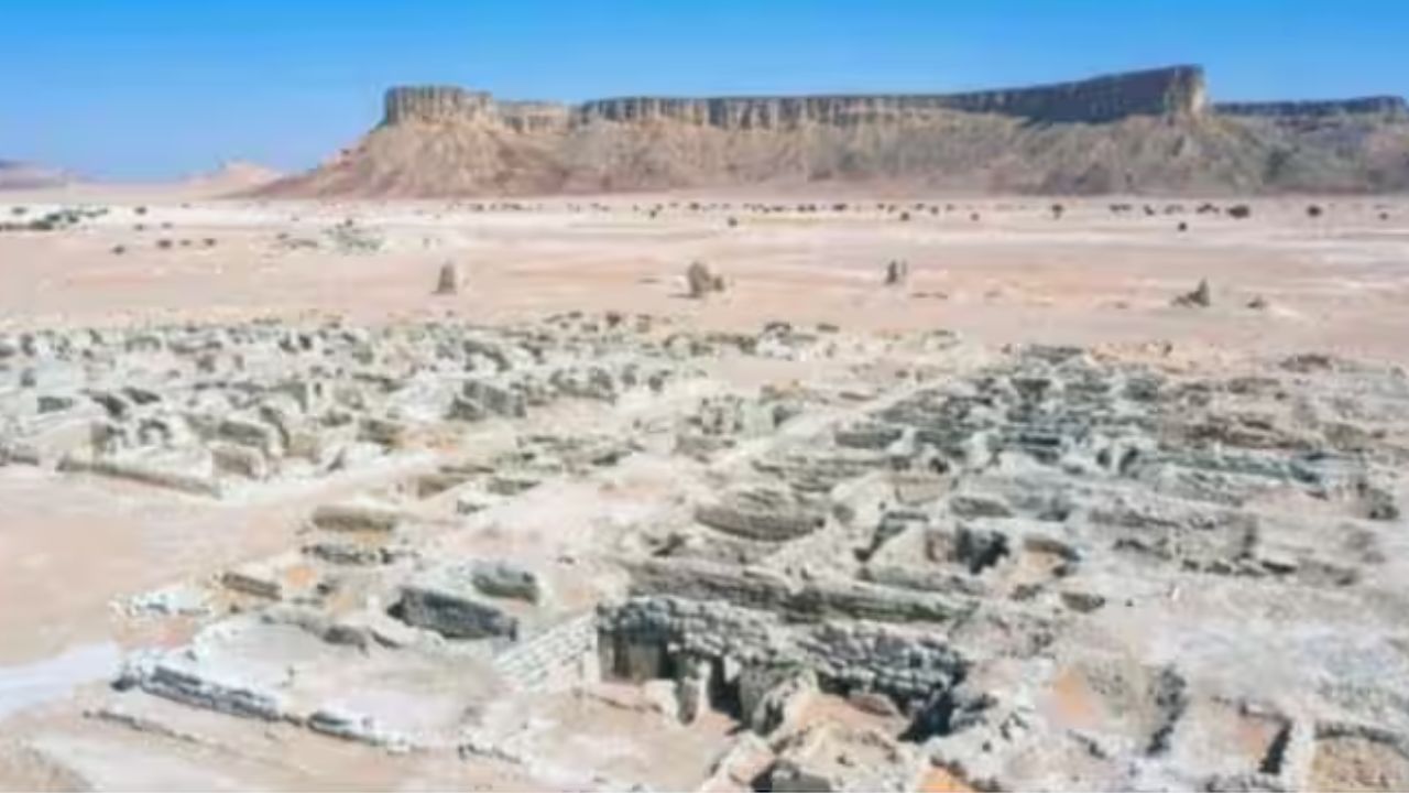 ખોદકામ દરમિયાન પુરાતત્વવિદોને તુવૈક પર્વતમાળાની ટોચ પર એક ખડક-કોટેડ મંદિર મળ્યું છે. આ મંદિરની અંદર ધાર્મિક વિધિઓ સાથે સંબંધિત અવશેષો પણ મળી આવ્યા છે, જે દર્શાવે છે કે ત્યાં રહેતા લોકો પૂજાની પરંપરાનું પાલન કરતા હતા. આ ઉપરાંત આ વિસ્તારમાં કુલ 2,807 કબરો પણ મળી આવી છે, જે વિવિધ સમયગાળા સાથે સંબંધિત છે.
