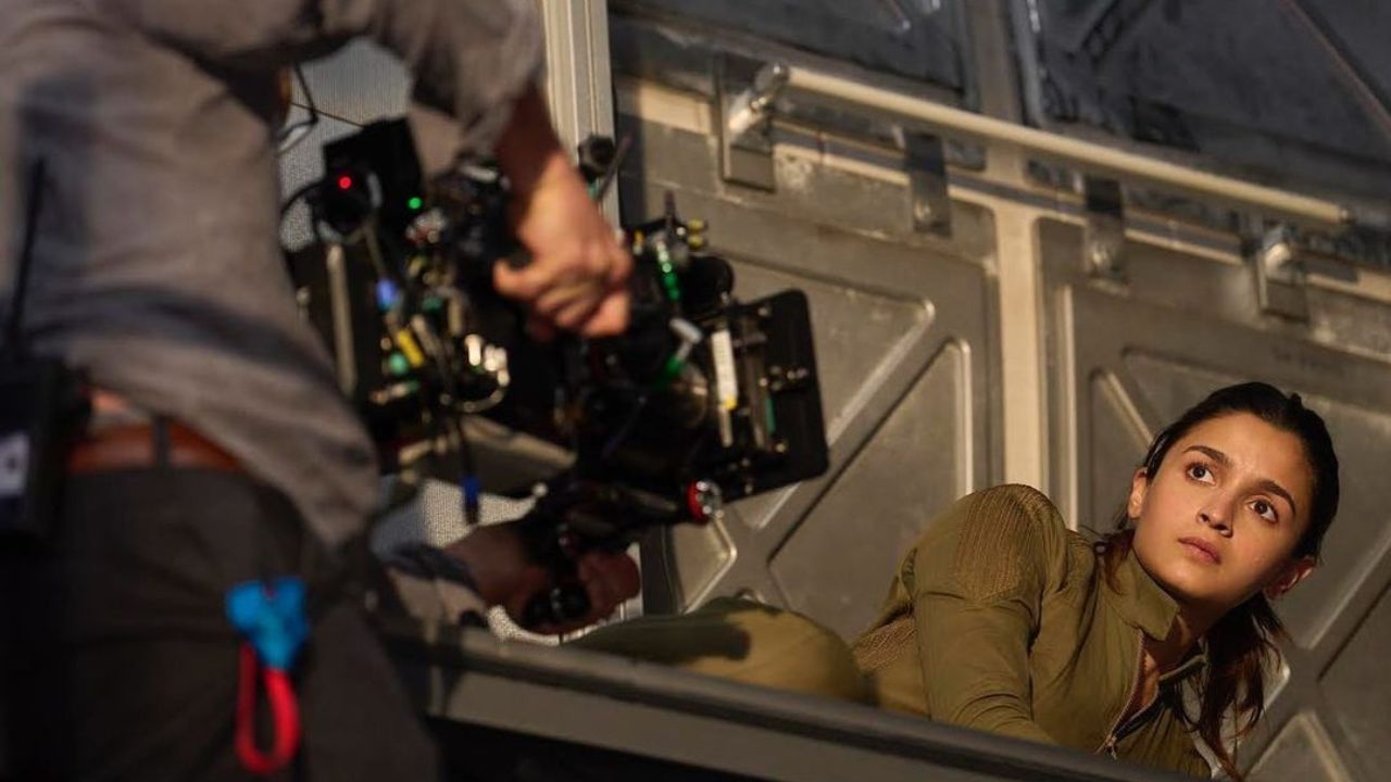 આલિયા ભટ્ટ સિનેમાની સૌથી લોકપ્રિય અભિનેત્રીઓમાંની એક છે. ફિલ્મી પરિવારમાં જન્મેલી આલિયાને વારસામાં અભિનય પ્રતિભા મળી છે. તેણે પોતાની ક્ષમતાથી અભિનયની દુનિયામાં પોતાનું મજબૂત સ્થાન બનાવ્યું છે. આલિયા ભટ્ટે 19 વર્ષની ઉંમરે ફિલ્મ 'સ્ટુડન્ટ ઓફ ધ યર' થી ડેબ્યૂ કર્યું હતું. ત્યારથી, આલિયા રાજ કરી રહી છે.