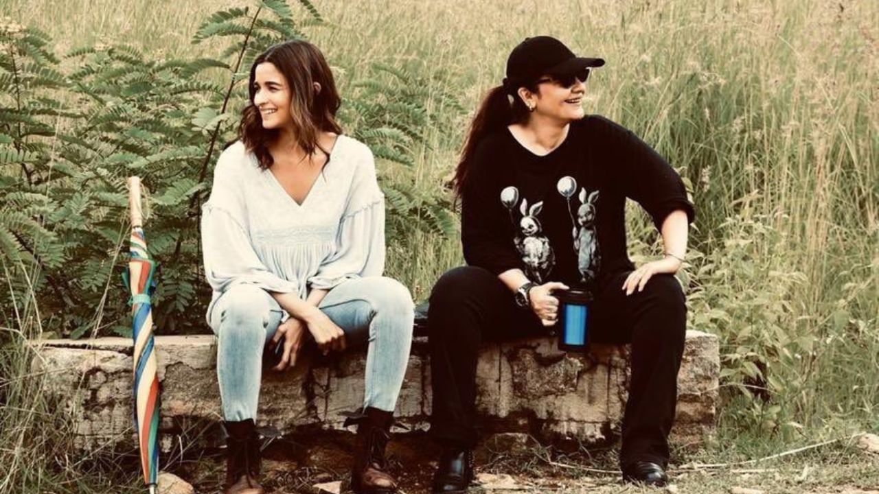  આલિયા ભટ્ટનો જન્મ 15 માર્ચ 1993ના રોજ મુંબઈમાં ફિલ્મ નિર્માતા મહેશ ભટ્ટ અને અભિનેત્રી સોની રાઝદાનને ત્યાં થયો હતો. તેના પિતા ગુજરાતી છે અને માતા કાશ્મીરી-પંડિત અને જર્મન-બ્રિટિશ વંશના છે.