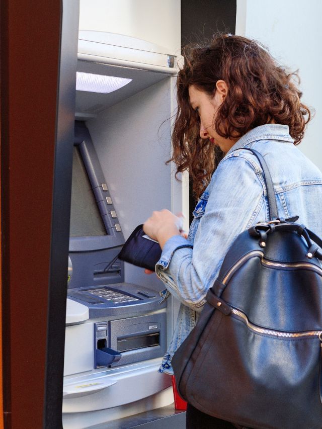 ATM ડેબિટકાર્ડના આ 13 કમાલના ઉપયોગ, જાણી લો ATM ડેબિટકાર્ડના આ 13 કમાલના ઉપયોગ, જાણી લો