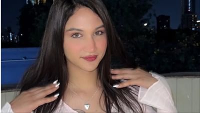 અનાયા બાંગર છોકરામાંથી છોકરી બન્યા બાદ સતત સમાચારમાં રહે છે. હાલમાં, તે તેમની તાજેતરની સર્જરીને કારણે સમાચારમાં છે. અનાયા બાંગરે 2 જુલાઈના રોજ બ્રેસ્ટ ઓગમેન્ટેશન અને ટ્રેકિયલ શેવ સર્જરી કરાવી છે. 