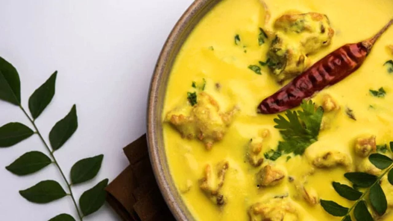 આમ ન કરવાથી વ્યક્તિને પુણ્યની જગ્યાએ અશુભ પરિણામ મળી શકે છે. શાસ્ત્રોમાં કહેવામાં આવ્યું છે કે શ્રાવણ મહિનામાં કોઈ પણ વ્યક્તિએ કઢીનું સેવન ન કરવું જોઈએ. પરંતુ શું તમે આ પાછળનું કારણ જાણો છો? જો નહીં તો ચાલો વિગતવાર જાણીએ કે તેની પાછળ ધાર્મિક માન્યતા અને વૈજ્ઞાનિક કારણ શું છે.
