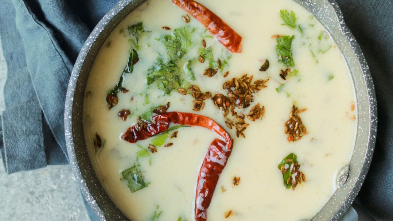 શ્રાવણ મહિનો શરૂ થઈ ગયો છે. આ આખો મહિનો ભગવાન શિવને ખૂબ જ પ્રિય છે. આવી સ્થિતિમાં ભક્તો આ સમય દરમિયાન નિયમિતપણે શિવલિંગ પર જળ ચઢાવે છે અને વિધિપૂર્વક ભગવાન શિવની પૂજા કરે છે. શ્રાવણ મહિના માટે શાસ્ત્રોમાં કેટલાક ખાસ નિયમોનો પણ ઉલ્લેખ કરવામાં આવ્યો છે, જેનું ધ્યાન વ્યક્તિએ રાખવું જોઈએ. 
