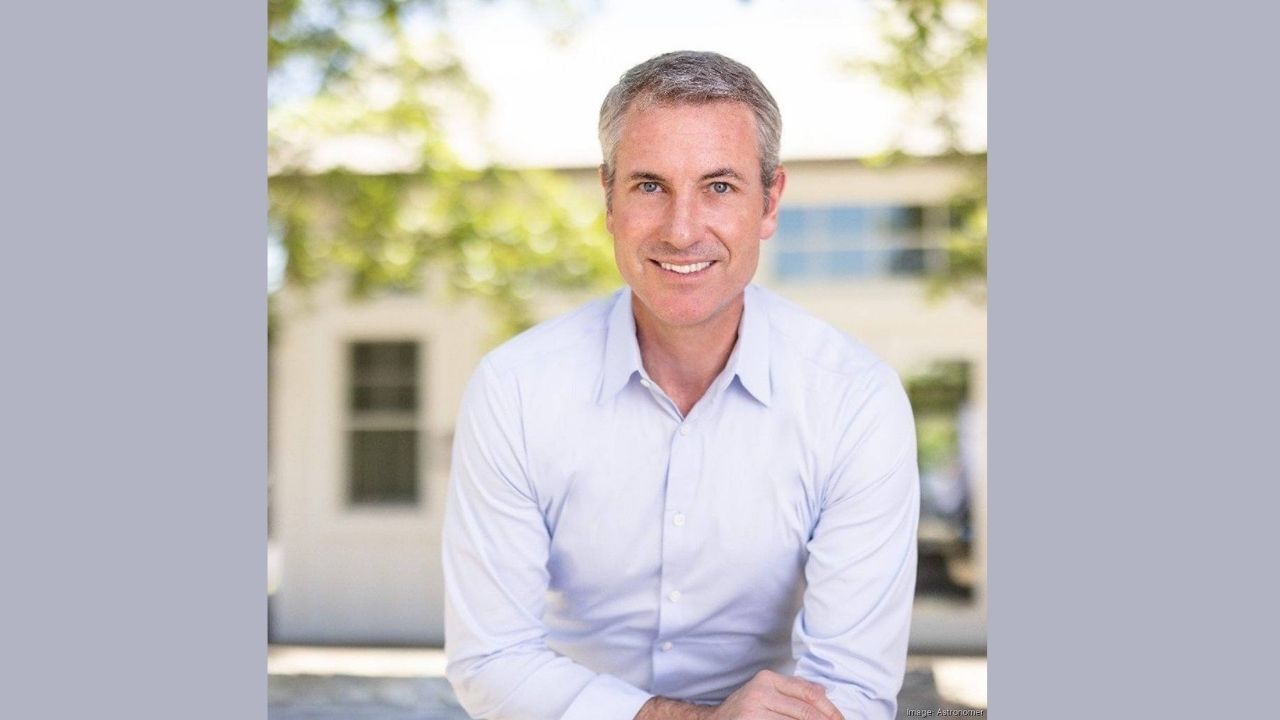 Andi Bryon હાલમાં Astronomerના ચીફ એક્ઝિક્યુટિવ ઑફિશર છે. તેઓ છેલ્લાં બે વર્ષથી કંપની સાથે જોડાયેલા છે. તેમની સોશિયલ મીડીયા પ્રોફાઇલ અનુસાર, Bryonએ 2019 થી 2022 સુધી Laceworkમાં પ્રેસિડેન્ટ તરીકે કામ કર્યું છે. તે પછી થોડા સમય સુધી તેઓ સલાહકાર રહ્યા હતા.