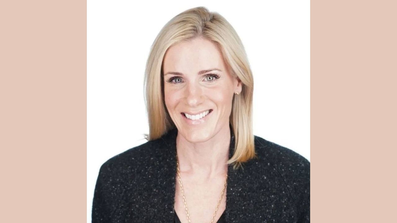 કેટલાક યુઝરે તો HR પર વિશ્વાસ ગુમાવવાની વાત કરી. એક યુઝરે લખ્યું – “હવે હું ક્યારેય પણ HRનાં કોઈ માણસ પર ભરોસો નહીં કરું..” જ્યારે બીજી તરફ ઘણા લોકોએ Bryon અને Kristinની સાઈડ પણ લીધી અને કહ્યું – “બન્ને ખુશ લાગે છે, તેમને શાંતિથી જીવવા દો. આ તેમનો અંગત મુદ્દો છે.”