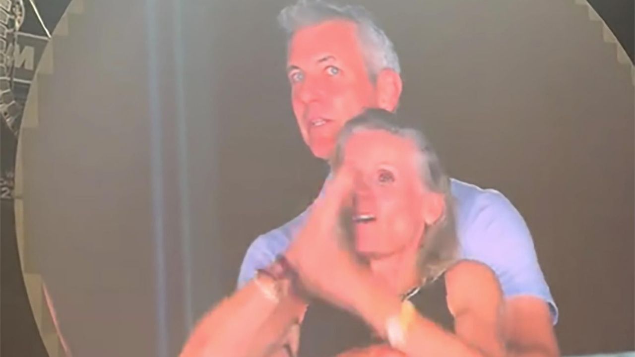 આ Cozy Moment સોશિયલ મીડિયા પર વાયરલ થતાં લોકોના મિશ્ર પ્રતિસાદ મળ્યા. ઘણા લોકોએ Bryon અને Kristinની privately સાથે રહેલી કેમિસ્ટ્રી ને લઈ તરત જ કોમેન્ટ કરવાનું શરૂ કર્યું. કેટલાકે વિરોધ કર્યો તો કેટલાકે કહ્યું કે ‘વાહ, બંને ખુશ છે તો તેમને શાંતિથી જીવા દો.’