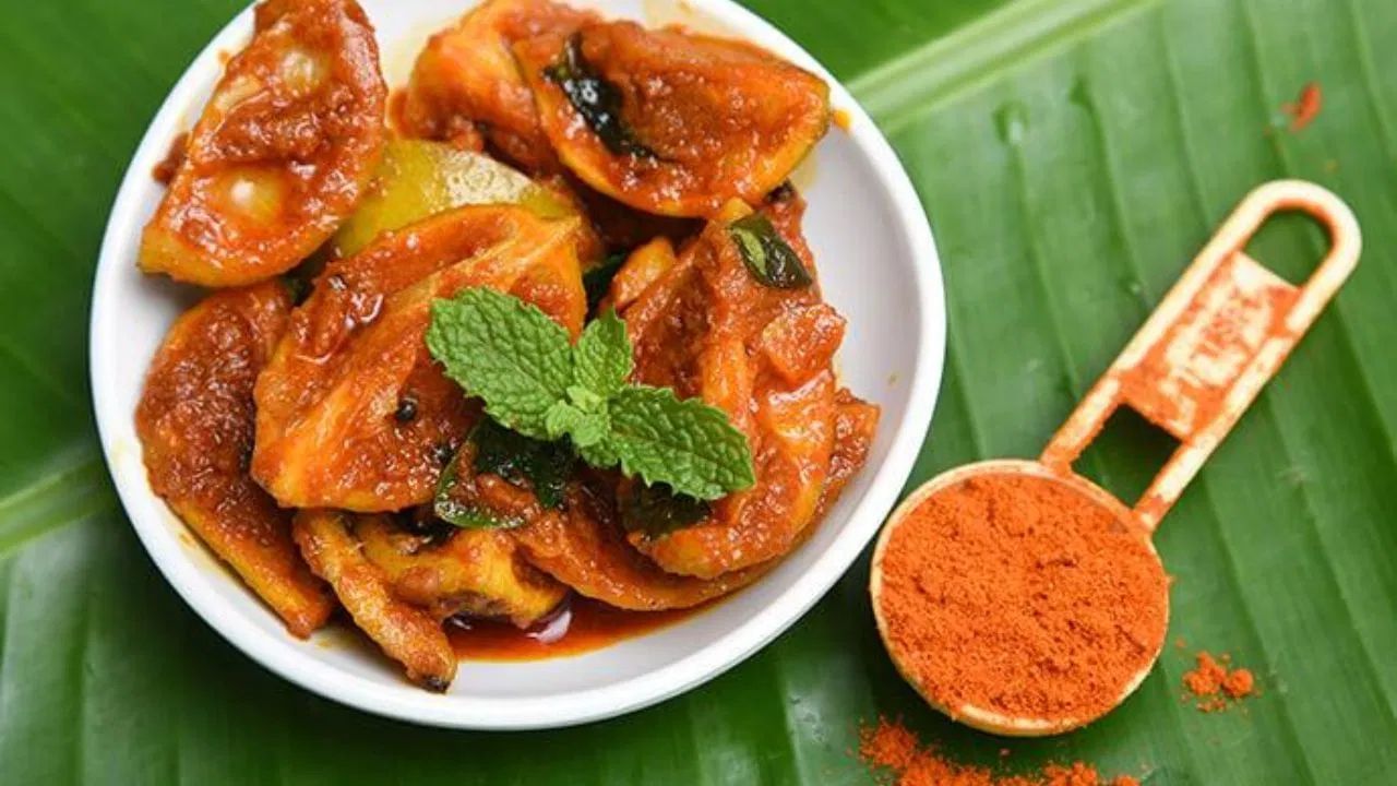 અથાણાં ભેજવાળી જગ્યા પર ન મૂકવા
અથાણાંને હંમેશા સ્વચ્છ અને શુષ્ક જગ્યા પર મૂકવા જોઇએ. ભેજ વાળી અને વધુ ઠંડી જગ્યા પર મૂકવાથી અથાણાંમાં ફૂગ લાગવાનો ડર રહે છે. આથી હંમેશા હવાની અવરજવર થતી અને પુરતો પ્રકાશ આવતો હોય તેવી જગ્યા પર અથાણાં મૂકવા જોઇએ.