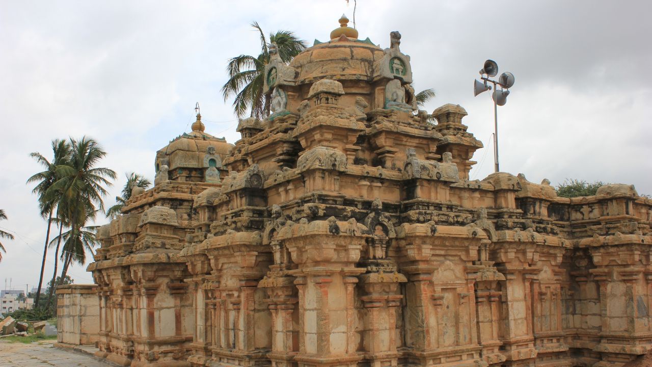 એક લોકકથા મુજબ માનવામાં આવે છે કે 'બેંગલુરુ' નામની ઉત્પત્તિ 'બેંડા કાલુ' એટલે કે 'બાફેલા કઠોળ' પરથી થઈ હોઈ શકે છે. કહેવાય છે કે દશમી સદી દરમિયાન જ્યારે વિજયનગરના રાજા વીરબલ્લ શિકાર માટે જંગલમાં ગયા ત્યારે તેઓ રસ્તો ભૂલી ગયા હતા. ત્યારે એક વૃદ્ધ મહિલાએ તેમને સ્નેહપૂર્વક બાફેલા ચણા ખવડાવ્યા હતા. આ સહાનુભૂતિથી રાજા એટલા પ્રભાવિત થયા કે તેમણે તે સ્થાનનું નામ 'બેંડા કાલુરુ' એટલે કે 'બાફેલા ચણાનું ગામ' રાખી દીધું. (Credits: - Wikipedia)