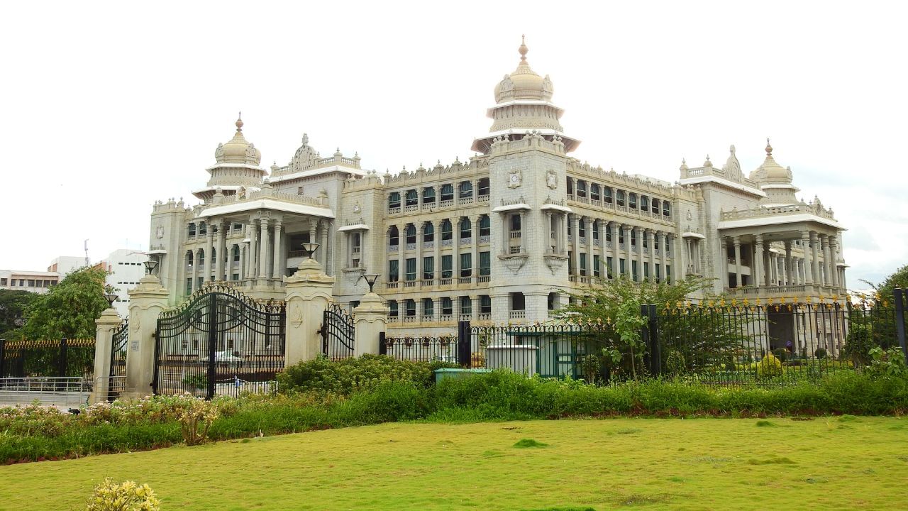 સન 1637માં મરાઠા સમ્રાટ શાહજી ભોંસલેએ બીજાપુરના સુલતાન આદિલ શાહ પાસેથી બેંગલોરનો કબજો મેળવ્યો હતો. મરાઠાઓના અંદાજે પચાસ વર્ષ સુધીના શાસન બાદ, ઈ.સ. 1686માં મોગલોએ બેંગલોર પર અધિકાર સ્થાપ્યો. ત્રણ વર્ષ પછી, લગભગ 1689માં, મોગલ શાસકોએ આ પ્રદેશ મૈસૂરના રાજા ચીક્કદેવરાયને  દાનમાં આપી દીધો. ચીક્કદેવરાયે પછી બેંગલોરના કિલ્લાનું દક્ષિણ તરફ વિસ્તરણ કર્યું અને કિલ્લાની અંદર વેંકટરમણ મંદિરની સ્થાપના કરાઈ.આ પથ્થરની કિલ્લાના માળખાને 1759માં હૈદરઅલીએ વધુ મજબૂત બનાવ્યું. છેલ્લે, 1799માં લૉર્ડ કૉર્નવૉલીસના નેતૃત્વ હેઠળ બ્રિટિશ સેનાએ ટીપુ સુલતાનને હરાવ્યા બાદ બેંગલોર બ્રિટિશ શાસન હેઠળ આવ્યું. (Credits: - Wikipedia)