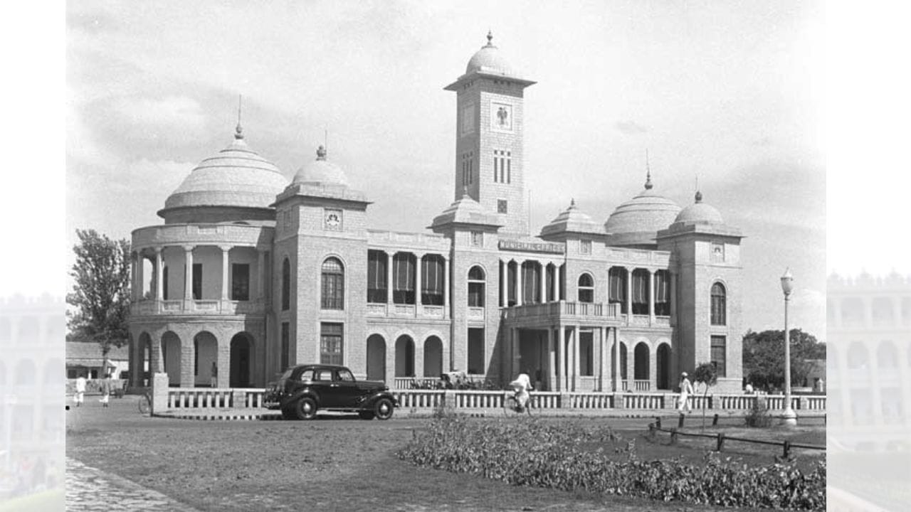 1537ના આસપાસ, કેમ્પે ગોવડા (1510–1570) દ્વારા બેંગલુરુ શહેરની સ્થાપના કરવામાં આવી હતી, એવું ઇતિહાસકારો માને છે. જો આપણે વધુ પ્રાચીન સમય તરફ નજર કરીએ, તો પુરાણોમાં આ સ્થળને 'કલ્યાણપુરી' અથવા 'કલ્યાણનગર' તરીકે ઓળખવામાં આવતું હતું. (Credits: - Wikipedia)