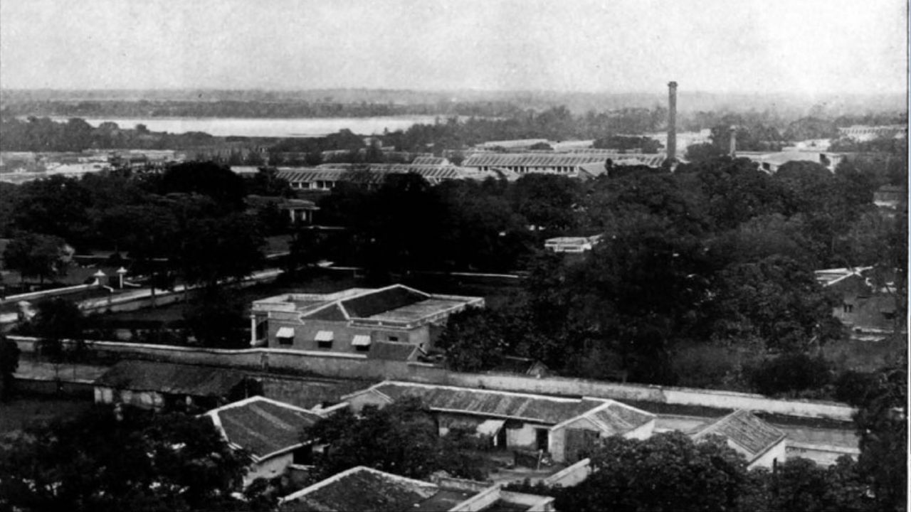 ઇતિહાસના અભ્યાસકર્તાઓના મતે, ગંગા કાળના સમયમાં પ્રથમવાર 'બેંગલુરુ' નામનો ઉલ્લેખ થયો હતો. આજકાલના હેબ્બલ નજીક આવેલા કોડીગેહલ્લી વિસ્તાર પાસેનું 'હલેબેંગલુરુ' ગામ તે સમયના નામના પુરાવા રૂપે ઓળખાય છે. કહેવાય છે કે 1537માં કેમ્પે ગોવડા પહેલાએ જ્યારે નવી રાજધાની સ્થાપી, ત્યારે તેમણે તેમના માતૃગામ હલેબેંગલુરુના સન્માનમાં નવા શહેરનું નામ 'બેંગલુરુ' રાખ્યું. (Credits: - Wikipedia)