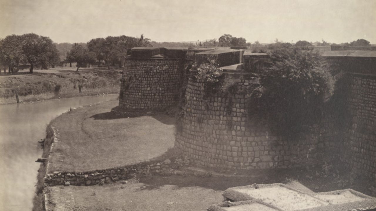 ઇતિહાસ અનુસાર, મહાન મૌર્ય શાસક ચંદ્રગુપ્ત મૌર્યે રાજસિંહાસનનો ત્યાગ કરીને જૈન ધર્મ સ્વીકાર્યો અને તેણે પોતાના જીવનના અંતિમ દિવસો બેંગલુરુના દક્ષિણ પશ્ચિમે આવેલા પવિત્ર સ્થળ શ્રવણબેલગોડામાં વિતાવ્યા હતા. સમય જતાં જ્યારે બ્રિટિશ શાસન શરૂ થયું, ત્યારે અંગ્રેજોએ આ શહેરને 'બેંગલોર' નામ આપ્યું. (Credits: - Wikipedia)