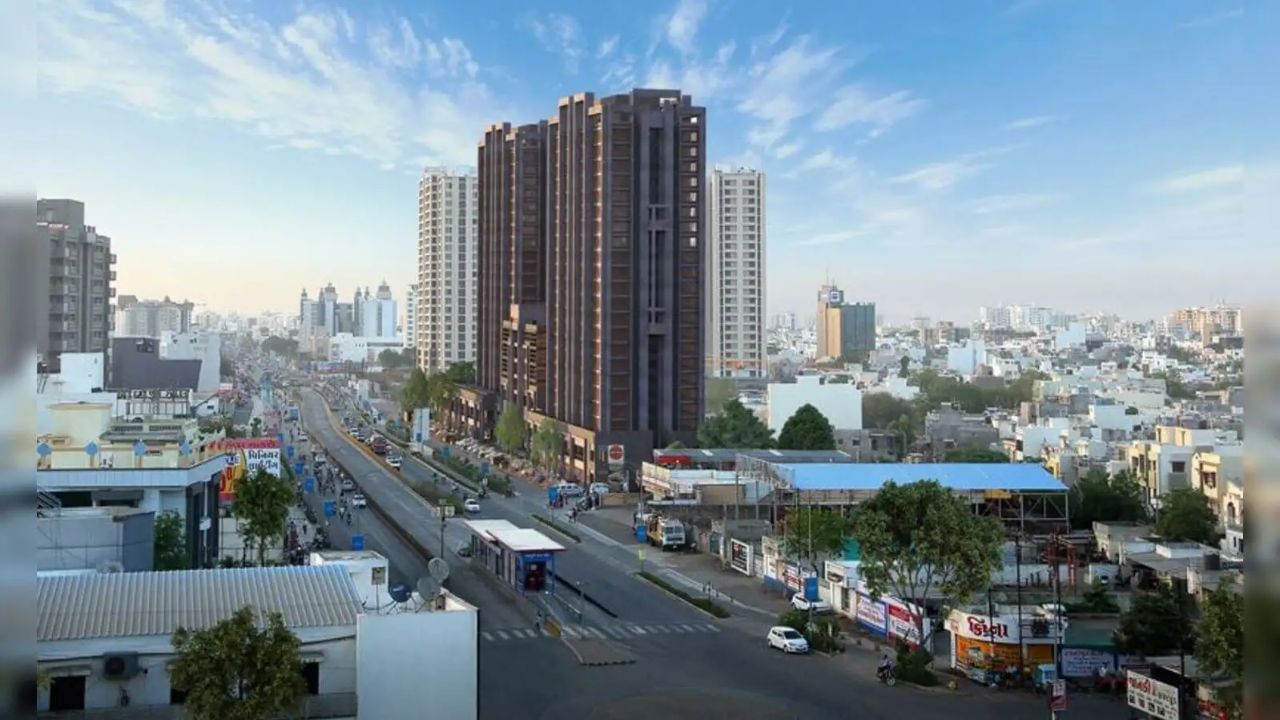 મોટા મવા / નાના મવા: મોટા અને નાના માવા વિસ્તારો નવીન ટેક્નોલોજીથી સજ્જ ટાઉનશિપ્સ અને આધુનિક ફ્લેટ પ્રોજેક્ટ્સ માટે જાણીતા છે. અહીં આરામદાયક જીવનશૈલી સાથે ફાસ્ટ ડેવલપમેન્ટ જોવા મળે છે, જેના કારણે આ વિસ્તાર લોકપ્રિય બનેલો છે.