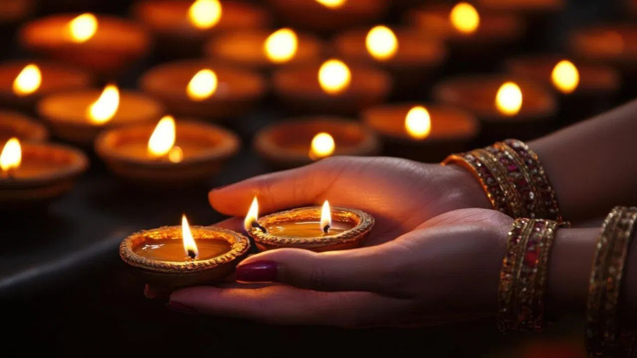 ઘરના મુખ્ય દરવાજા પર દીવો પ્રગટાવો: ઘરનો મુખ્ય દરવાજો એક એવી જગ્યા છે કે, જ્યાંથી ઘરમાં સકારાત્મક કે નકારાત્મક ઉર્જા પ્રવેશ કરે છે. જો તમે ચાતુર્માસ દરમિયાન દરરોજ મુખ્ય દરવાજા પર દીવો પ્રગટાવો છો, તો નકારાત્મક ઉર્જા ઘરમાં પ્રવેશી શકતી નથી.