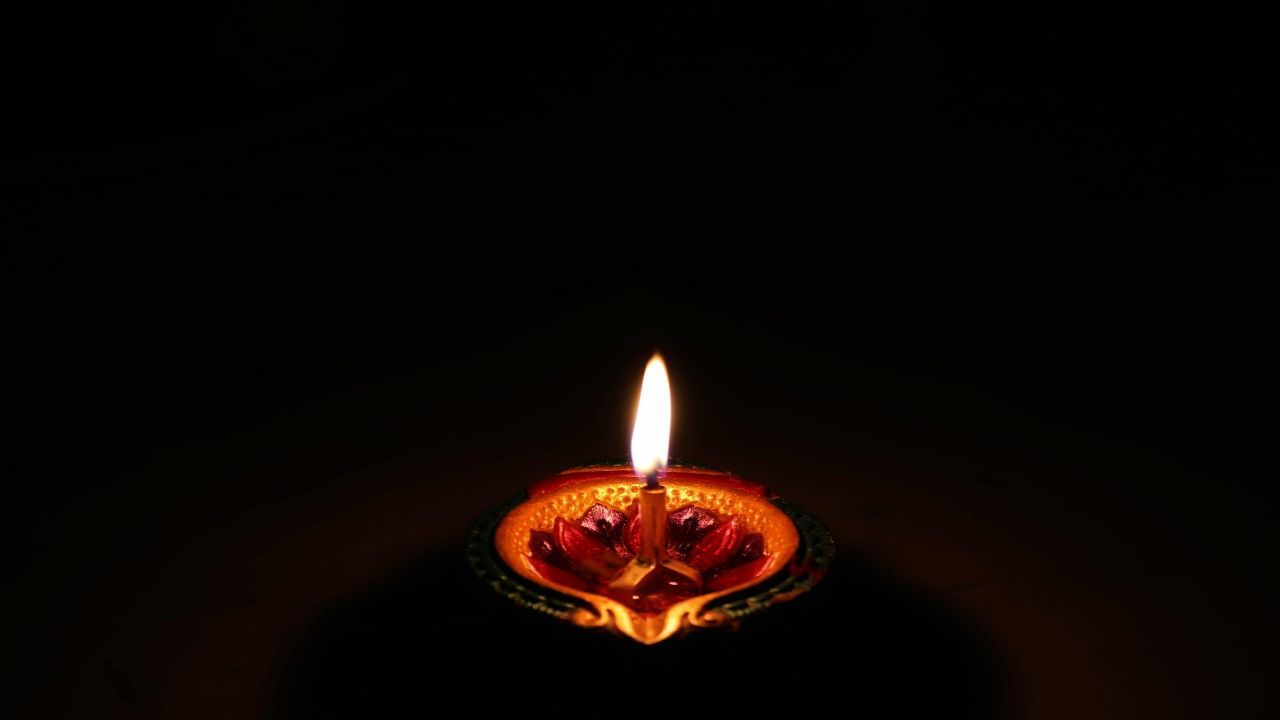 આ દીવો રાત્રે સૂર્યાસ્ત પછી પ્રગટાવવો જોઈએ. આનાથી ઘરમાં ખુશીઓ છવાઈ જાય છે અને તેની સાથે સાથે વ્યવસાય તેમજ નોકરી સંબંધિત અવરોધો પણ દૂર થાય છે. ધ્યાન રાખો કે, શનિવારે રાત્રે સરસવના તેલથી દીવો ભરો અને તેમાં લવિંગ નાખો. 