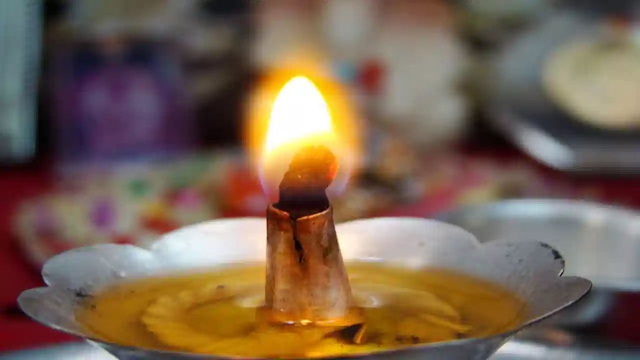 તુલસી પાસે દીવો પ્રગટાવતી વખતે "ૐ નમો ભગવતે વાસુદેવાય" મંત્રનો જાપ કરો. આનાથી નકારાત્મક ઉર્જા દૂર થાય છે અને પરિવારમાં શાંતિ તેમજ સુખ જળવાઈ રહે છે. ધ્યાન રાખો કે, જો દીવામાં તલનું તેલ અથવા ગાયનું શુદ્ધ ઘી ઉપયોગમાં લેવાય છે તો તેને ખૂબ જ શુભ માનવામાં આવે છે.