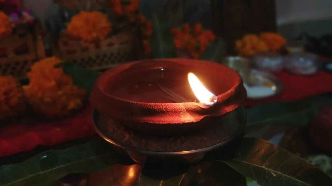 ચાતુર્માસ દરમિયાન દીવો પ્રગટાવવો એ ફક્ત ધાર્મિક પરંપરા નથી પણ જીવનની સકારાત્મક ઉર્જા જાગૃત કરવાનું એક સાધન છે. દીવાને પ્રકાશ અને શ્રદ્ધાનું પ્રતીક માનવામાં આવે છે. જ્યારે કોઈ વ્યક્તિ દરરોજ નિયમિતપણે દીવો પ્રગટાવે છે, ત્યારે તેને માનસિક શાંતિ મળે છે અને કાર્યમાં સફળતા પણ મળે છે.