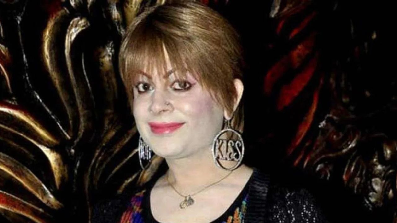 બોબીનો જન્મ 10 જાન્યુઆરી 1974ના રોજ બનારસમાં થયો હતો. તેના માતાપિતાએ તેનું નામ પંકજ શર્મા રાખ્યું હતું. જ્યારે તે નાનો હતો, ત્યારે તે તેની માતાની સાડી પહેરતો અને લિપસ્ટિક લગાવતો. આ ક્ષણે પંકજને ખ્યાલ આવ્યો કે તે અંદરથી એક સ્ત્રી છે.આ સમય દરમિયાન તેમણે બ્રેસ્ટ ટ્રાન્સપ્લાન્ટ કરાવ્યું અને પંકજમાંથી પાખી ઉર્ફે બોબી ડાર્લિંગ બન્યો.