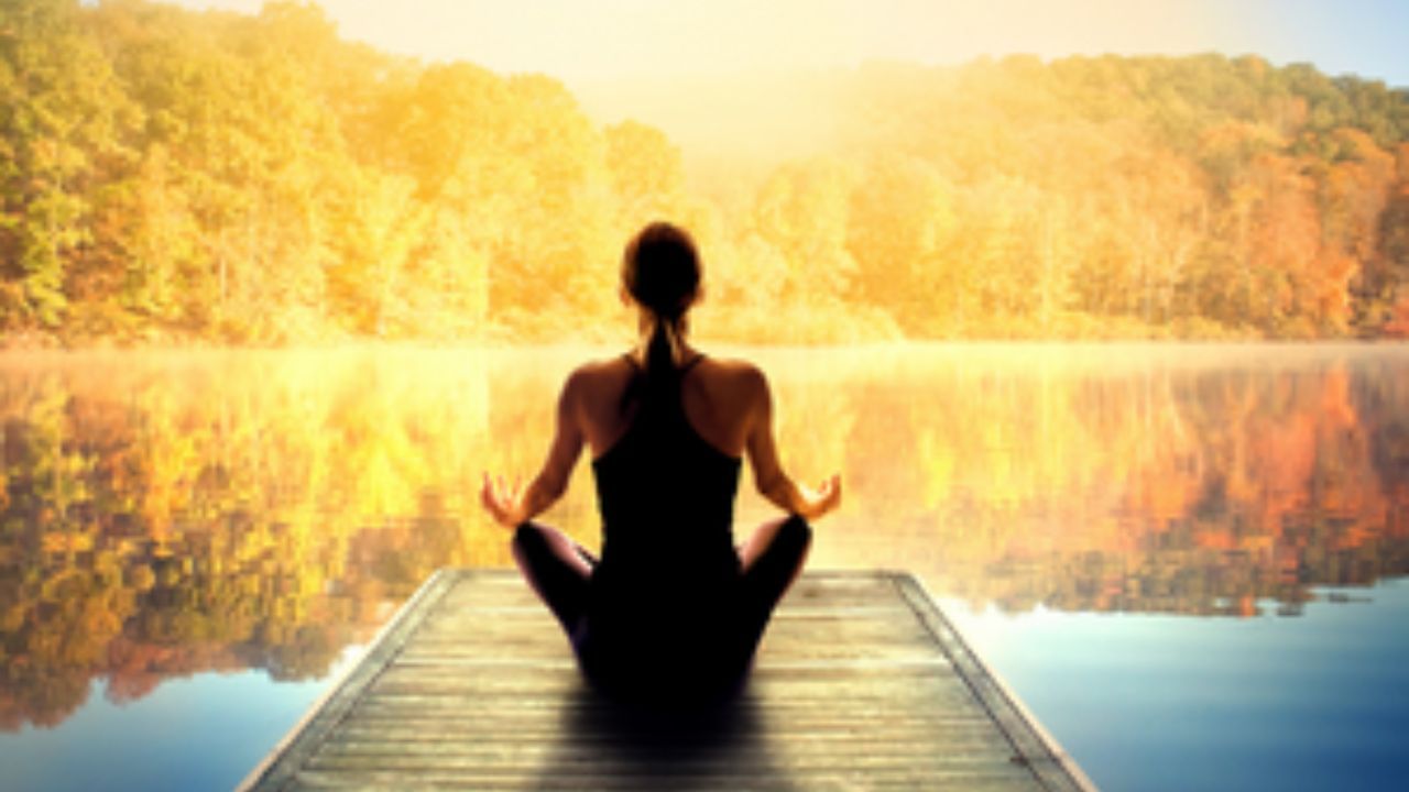 બ્રહ્મ મુહૂર્ત શું છે?: બ્રહ્મ મુહૂર્ત એટલે સૂર્યોદય પહેલાનો સમય. તે સૂર્યોદય પહેલા લગભગ 1.5 કલાક (લગભગ 96 મિનિટ) શરૂ થાય છે અને સૂર્યોદય સુધી ચાલે છે. ઉદાહરણ તરીકે જો સૂર્યોદય સવારે 6 વાગ્યે થાય છે તો બ્રહ્મ મુહૂર્ત સવારે 4:24 વાગ્યે શરૂ થશે અને સૂર્યોદય પહેલા સવારે 6 વાગ્યે સમાપ્ત થશે.