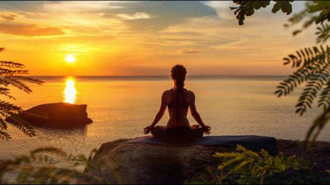 બ્રહ્મ મુહૂર્ત દરમિયાન કયા કાર્યો શુભ માનવામાં આવે છે?: ધ્યાન અને યોગ: આ સમયે માનસિક એકાગ્રતા સૌથી વધુ હોય છે. તેથી બ્રહ્મ મુહૂર્ત દરમિયાન ધ્યાન, પ્રાણાયામ અને યોગ કરવાથી મન, શરીર અને આત્માને ઊંડી શાંતિ અને ઉર્જા મળે છે.