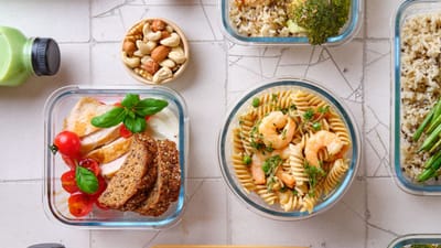 સવારના સમયે યોગ્ય અને પૂરતો નાસ્તો ખાવાથી શરીરને દિવસભર માટે જરૂરી ઊર્જા મળી રહે છે. વજન વધતી સમસ્યાથી પીડાતા વ્યક્તિઓએ ખાસ કરીને સવારે પૌષ્ટિક અને તૃપ્તિકારક નાસ્તો લેવો જોઈએ, જેથી પછીના સમયમાં વધુ ખાવાની ઇચ્છા ઘટે.જેમ જેમ દિવસ વિતતો જાય, તેમ તેમ વધુ ખોરાક લેવાથી બચવું જોઈએ. (Credits: - Canva)