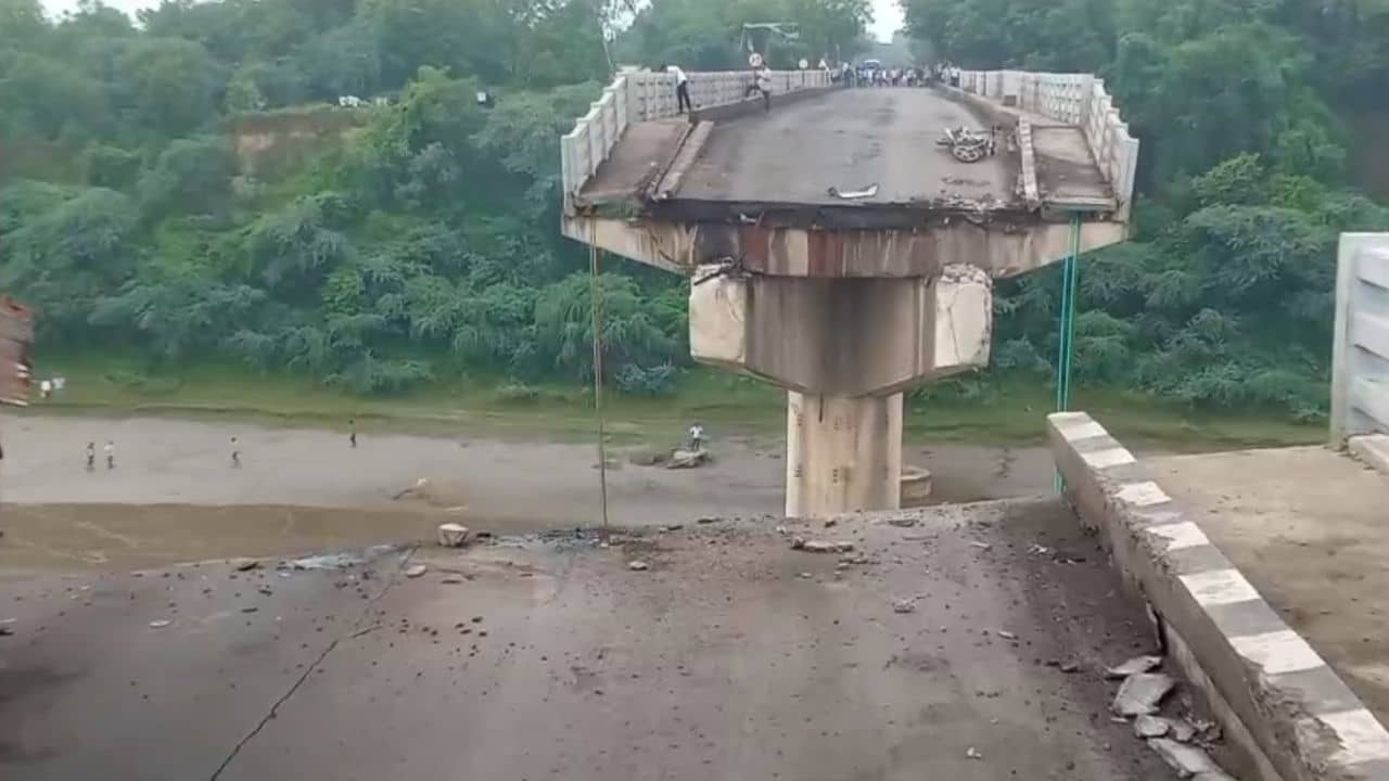 Gambhira Bridge Collapse : એપ્રોચ રોડ બનાવી બ્રિજ પર રહેલા ટેન્કરને ઉતારાશે, જુઓ Video