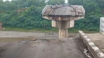 Gambhira Bridge Collapse : એપ્રોચ રોડ બનાવી બ્રિજ પર રહેલા ટેન્કરને ઉતારાશે, જુઓ Video Gambhira Bridge Collapse : એપ્રોચ રોડ બનાવી બ્રિજ પર રહેલા ટેન્કરને ઉતારાશે, જુઓ Video