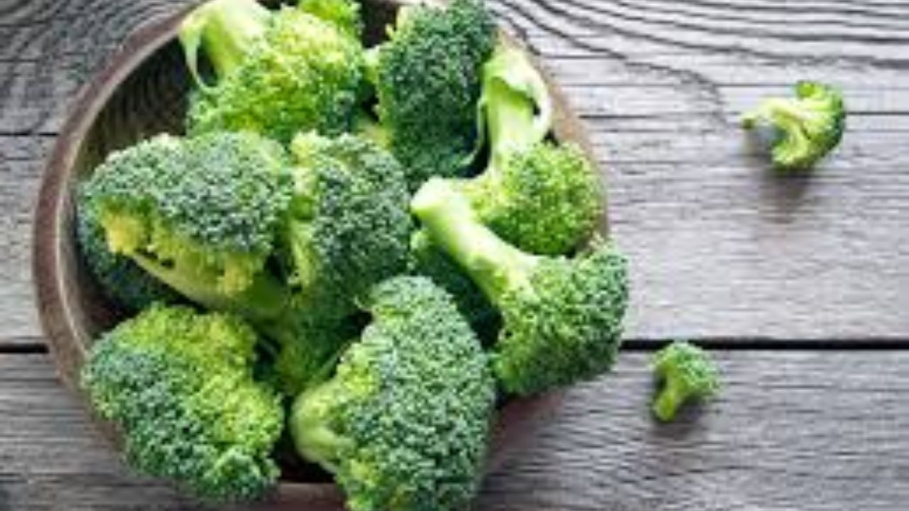 બ્રોકોલી (Broccoli) - ધમનીઓનું રક્ષક- બ્રોકોલી ફાઇબર, એન્ટીઑકિસડન્ટ અને વિટામિન K અને C થી ભરપૂર સુપરફૂડ છે. તે ધમનીઓની દિવાલોને મજબૂત બનાવે છે અને તેમાં બળતરા ઘટાડે છે. બ્રોકોલી બ્લડ પ્રેશરને નિયંત્રિત કરવામાં અને હૃદયને સ્વસ્થ રાખવામાં મદદ કરે છે. બ્રોકોલીને હળવા બાફવામાં અથવા સલાડમાં ભેળવીને ખાઈ શકાય છે.