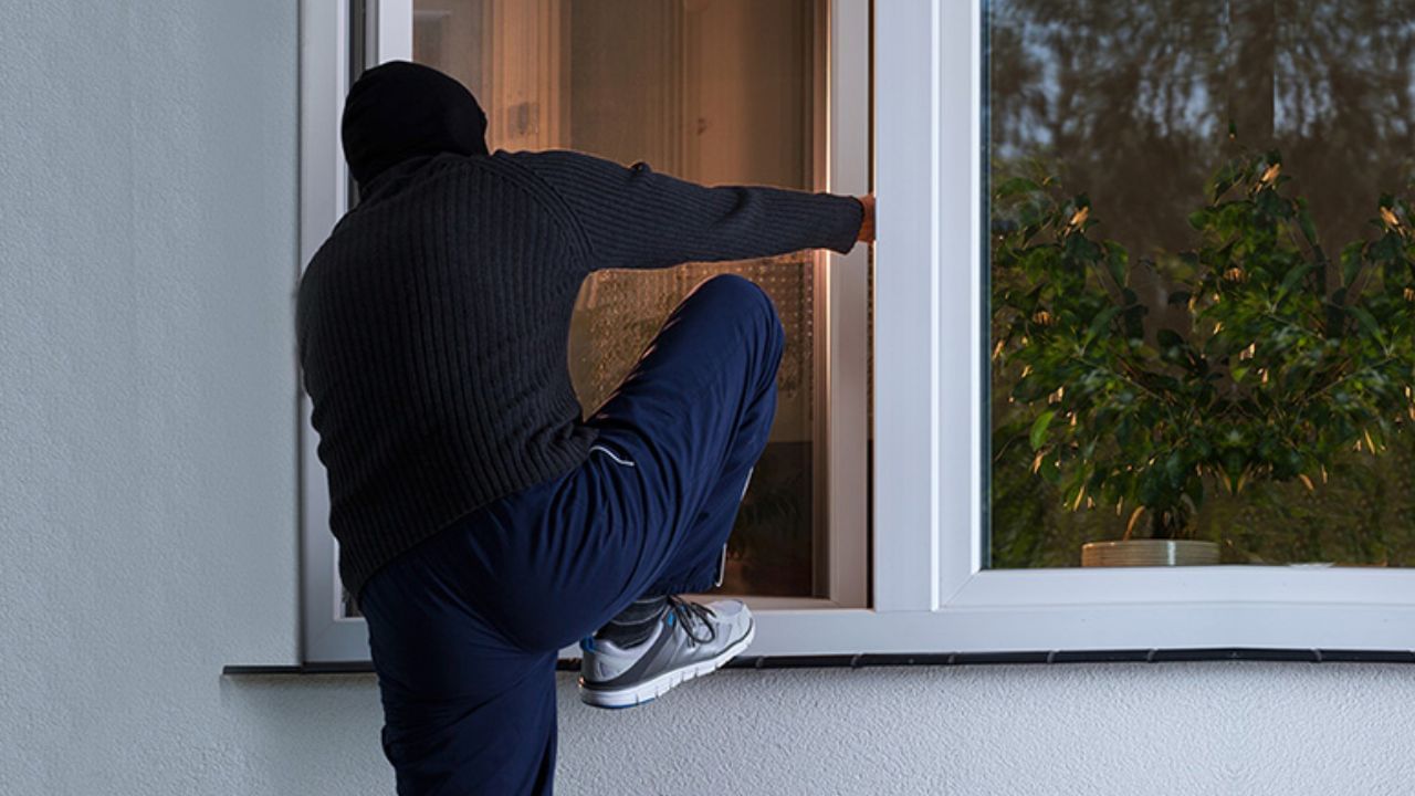 પોલીસ રિપોર્ટ દાખલ કરો: પહેલું સ્ટેપ એ છે કે સ્થાનિક પોલીસ સ્ટેશનમાં ચોરીની તાત્કાલિક જાણ કરો. તમારે ચોરાયેલી વસ્તુઓનું વર્ણન, ચોરીના સંજોગો અને અન્ય સંબંધિત માહિતી પ્રદાન કરવી આવશ્યક છે.
